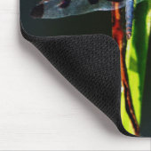 Blaue und schwarze Libelle auf grünem und rotem Gr Mousepad (Ecke)