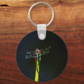 Blaue und schwarze Libelle auf grünem und rotem Gr Schlüsselanhänger (Vorderseite)