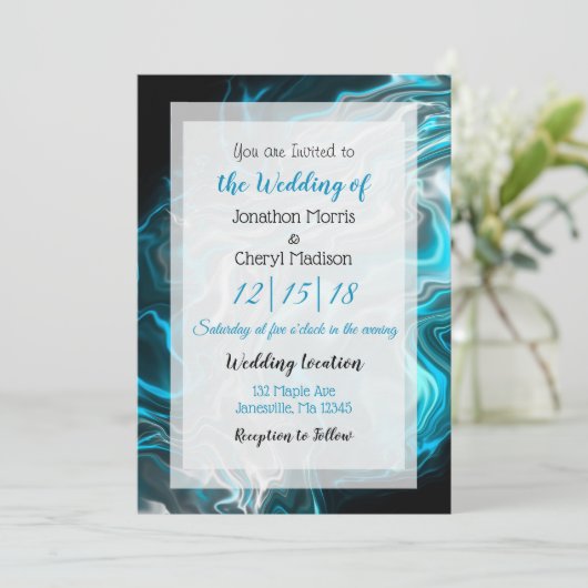 Blaue und schwarze Marmorflüssigkeit Hochzeit Einladung (Stehend Vorderseite)