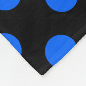 Blaue und schwarze Polka Fleecedecke (Ecke)