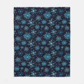 Blaue und Silberne Winterschneeflocken Fleecedecke (Vorderseite)
