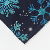 Blaue und Silberne Winterschneeflocken Fleecedecke (Ecke)