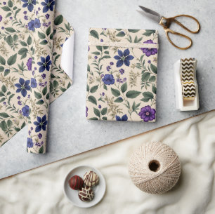 Blaue und violette Blumen mit elfenbeinfarbenem un Geschenkpapier