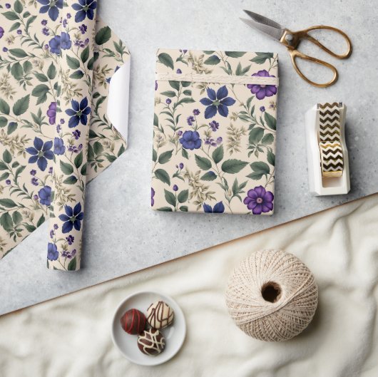 Blaue und violette Blumen mit elfenbeinfarbenem un Geschenkpapier (Kunsthandwerk)