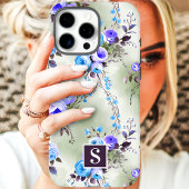 Blaue und violette Monogramm-Blumen Case-Mate iPhone Hülle