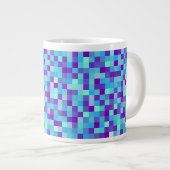 Blaue und violette Pixel-Muster-Tasse Jumbo-Tasse (Vorderseite Rechts)