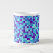 Blaue und violette Pixel-Muster-Tasse Jumbo-Tasse (Vorderseite)