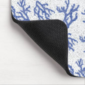 Blaue und weiße Allosenmeerkoralle Mousepad (Ecke)
