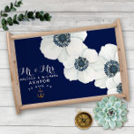 Blaue und weiße Anemonen der Nautik, die mit Keepa Serviertablett<br><div class="desc">Das kühn bläulich-weiße Serviertablett der Nautical Boutique Co. mit weißem,  wasserfarbenem Anemonen-Set auf marinebasierblauem Hintergrund. "Herr & Mrs." ist in der modernen Schriftzeichen-Typografie und das ist mit der traditionellen Blockschrift verbunden. Das Design wird mit einem passenden Aquarellanker betont. #Nautical #CoastalWedding #Anemones</div>