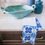 Blaue und weiße Azulejos-Fliesendesign Geschirrtuch<br><div class="desc">Dieses Design wurde vor kurzem von einer Reise nach Portugal Inspiriert und stammt aus den aufwändigen Azulejo-Fliesen,  die die portugiesischen Städte schmücken. Dieses Fliesenhandtuch verleiht jeder Küche einen farbenfrohen und europäischen Charme!</div>