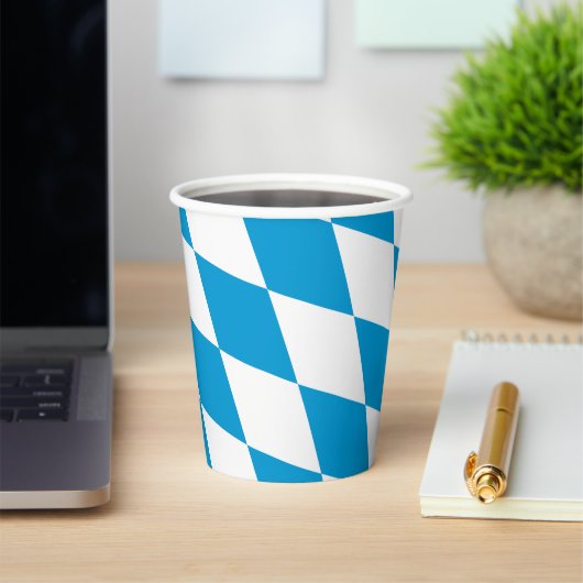 Blaue und weiße Bayern Diamantflagge Pappbecher (InSitu)