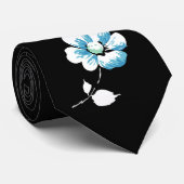 blaue und weiße Blume des Singles auf schwarzer Krawatte (Gerollt)