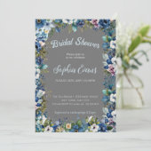 Blaue und weiße Blume Graues Brautparty Einladung (Stehend Vorderseite)