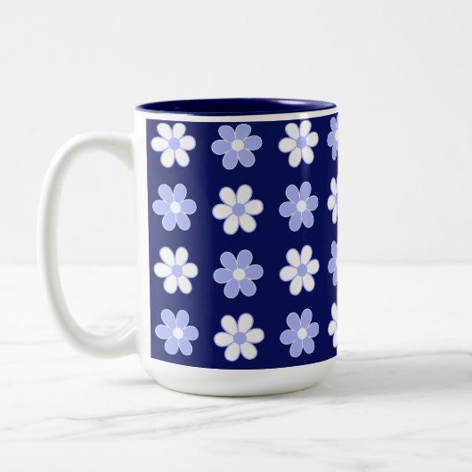 Blaue und weiße Blume-Muster auf Navy Blue Zweifarbige Tasse (Links)