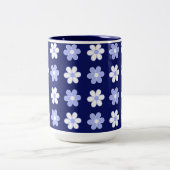 Blaue und weiße Blume-Muster auf Navy Blue Zweifarbige Tasse (Mittel)
