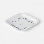 Blaue und weiße Blumen-Coupé-Initialen Hochzeit Pappteller (Gewinkelt)
