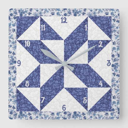 Blaue und weiße Calico Pinwheel Imitate Quilt Quadratische Wanduhr (Vorderseite)