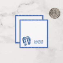 Blaue und weiße Chinoiserie-Flip-Flops auf Streife