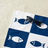 Blaue und weiße Fischkollage Strandtuch (Beispiel)