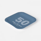Blaue und weiße fröhliche 50. Geburtstagsfeier Pappteller (Gewinkelt)