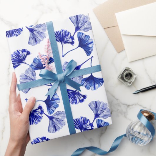 Blaue und weiße Gingko-Blätter Geschenkpapier (Schenken)
