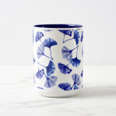 Blaue und weiße Gingko-Blätter Zweifarbige Tasse (Mittel)