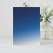 Blaue und weiße glänzende Hochzeit Einladung (Stehend Vorderseite)