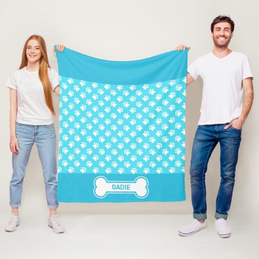 Blaue und weiße Hundepuhen und Knochen mit Namen Fleecedecke (Beispiel)