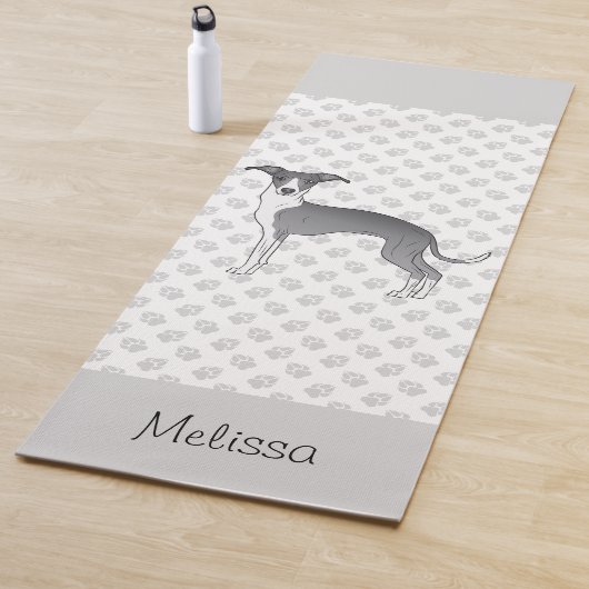 Blaue und weiße italienische Windhunde mit Individ Yogamatte (Beispiel)