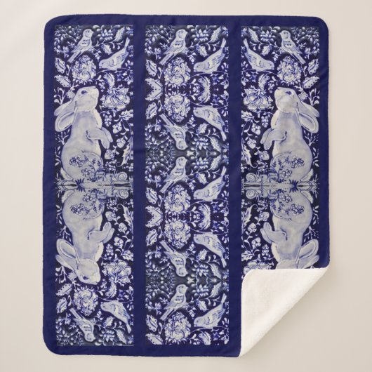 Blaue und weiße Kaninchen Bird Floral Chinoiserie Sherpadecke (Vorderseite)