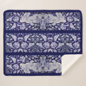 Blaue und weiße Kaninchen Bird Floral Chinoiserie Sherpadecke (Vorderseite (Horizontal))