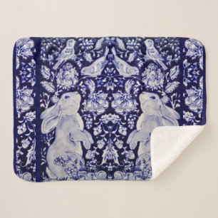 Blaue und weiße Kaninchen Bird Woodland Navy Flor Sherpadecke
