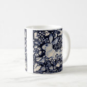 Blaue und weiße Kaninchen Tile Woodland Strawberry Kaffeetasse (VorderseiteRechts)