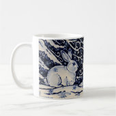 Blaue und weiße Kaninchen Winter-Waldschnee Kaffeetasse (Links)