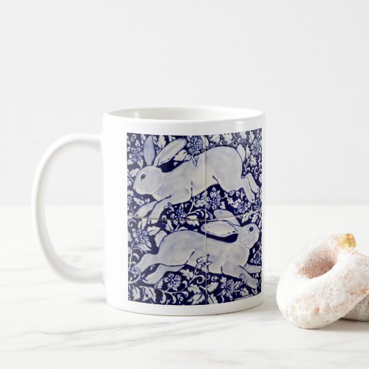 Blaue und weiße Kaninchenhaare Duo Blätter Tile Kaffeetasse (Mit Donut)