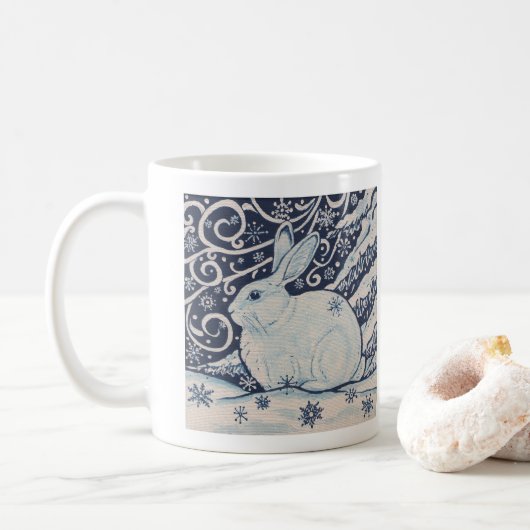 Blaue und weiße Kaninchenmalerei Winterwaldlandsch Kaffeetasse (Mit Donut)