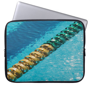 Blaue und weiße Ketten auf blauem Wat Laptopschutzhülle