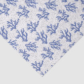 Blaue und weiße Koralle auf Papiertaschentuch Seidenpapier (Ausschnitt)