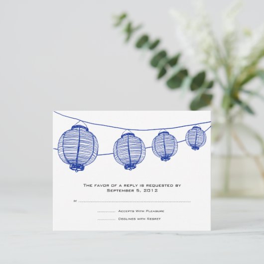 Blaue und weiße Lanterns HochzeitsrSVP Einladungspostkarte (Stehend Vorderseite)