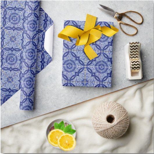 Blaue und weiße mediterrane Keramik Fliesenmuster Geschenkpapier