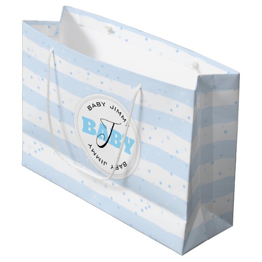 Blaue und weiße Mit Monogramm Babystreifen Große Geschenktüte (Vorderseite Schrägansicht)