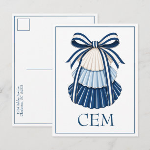 Blaue und weiße Muscheln und Bänder Monogramm Postkarte