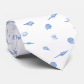 Blaue und weiße Muscheln und Krawatte von Starfish (Gerollt)