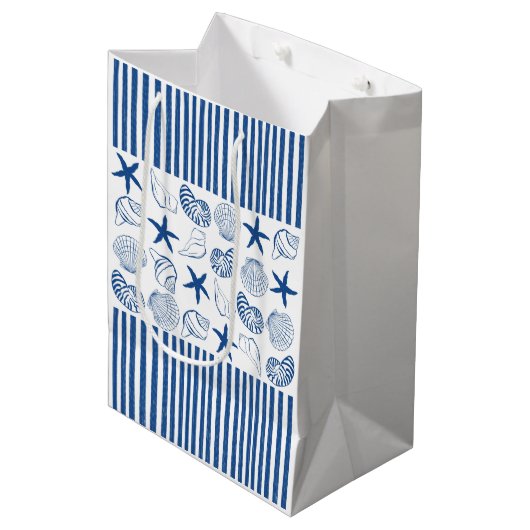 Blaue und weiße Nautikstreifen und Muscheln Mittlere Geschenktüte (Vorderseite Schrägansicht)