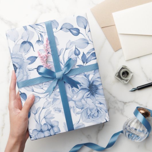 Blaue und weiße Peonys und Blüten Wasserfarbe Geschenkpapier (Schenken)
