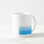 Blaue und weiße Pfeifen mit Zeitungspapier-Hinterg Kaffeetasse (VorderseiteRechts)