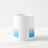 Blaue und weiße Pfeifen mit Zeitungspapier-Hinterg Kaffeetasse (Mittel)