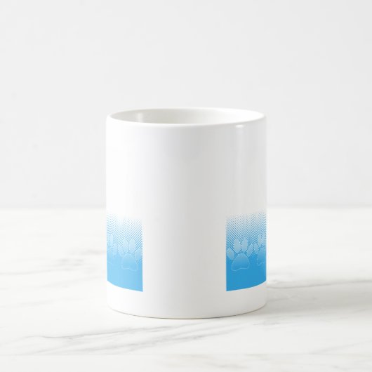 Blaue und weiße Pfeifen mit Zeitungspapier-Hinterg Kaffeetasse (Mittel)