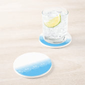 Blaue und weiße Pfeifen mit Zeitungspapier-Hinterg Untersetzer (Seite)