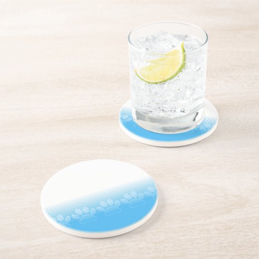 Blaue und weiße Pfeifen mit Zeitungspapier-Hinterg Untersetzer (Seite)